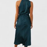 Vestido Elegante de Cuello Halter Drapeado