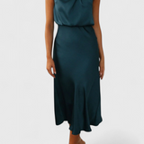 Vestido Elegante de Cuello Halter Drapeado