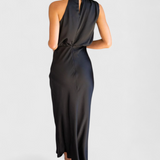 Vestido Elegante de Cuello Halter Drapeado