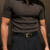Camiseta gofre con botones de corte regular – Marrón oscuro