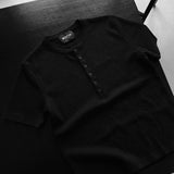 Camiseta con botones de corte ajustado – Negro