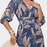 Vestido Largo Floral con Corte Fluido y Motivo de Hojas