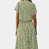 Vestido Midi de Lunares con Cuello Camisero y Cintura Ajustable