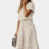 Vestido Midi de Lunares con Cuello Camisero y Cintura Ajustable