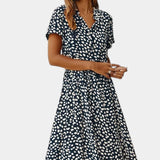 Vestido Midi de Lunares con Cuello Camisero y Cintura Ajustable