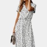 Vestido Midi de Lunares con Cuello Camisero y Cintura Ajustable
