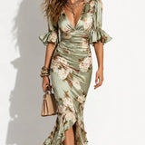 Vestido Largo Floral en Satén con Escote en V y Manga Volante