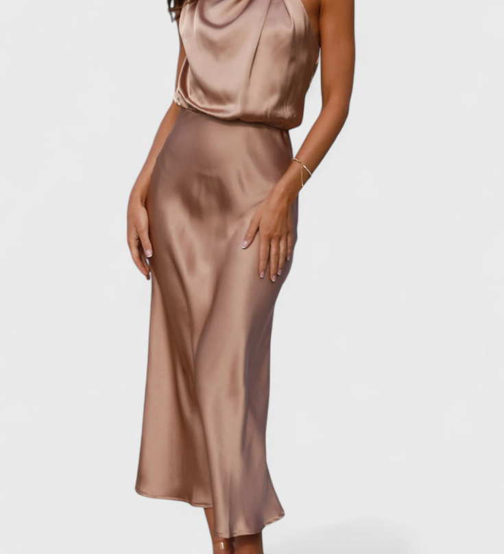 Vestido Elegante de Cuello Halter Drapeado