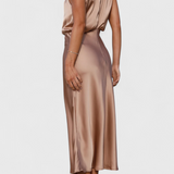 Vestido Elegante de Cuello Halter Drapeado