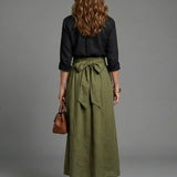 Conjunto Blusa Negra y Falda Midi Verde Oliva
