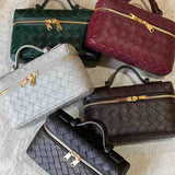 Bolso Mini Tejido con Accesorios Dorados