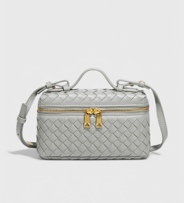 Bolso Mini Tejido con Accesorios Dorados