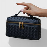 Bolso Mini Tejido con Accesorios Dorados
