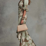 Vestido Largo Floral en Satén con Escote en V y Manga Volante