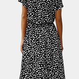 Vestido Midi de Lunares con Cuello Camisero y Cintura Ajustable