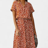 Vestido Midi de Lunares con Cuello Camisero y Cintura Ajustable