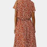 Vestido Midi de Lunares con Cuello Camisero y Cintura Ajustable
