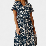 Vestido Midi de Lunares con Cuello Camisero y Cintura Ajustable