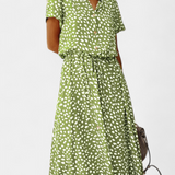 Vestido Midi de Lunares con Cuello Camisero y Cintura Ajustable