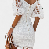 Vestido Corto de Encaje con Mangas Abullonadas