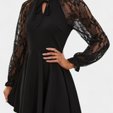 Vestido Mini de Encaje Floral con Mangas Largas