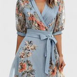 Vestido Midi Floral con Escote en V y Silueta Femenina