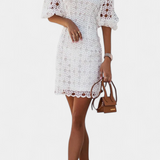 Vestido Corto de Encaje con Mangas Abullonadas