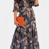 Vestido Largo Floral con Corte Fluido y Motivo de Hojas
