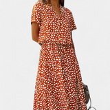 Vestido Midi de Lunares con Cuello Camisero y Cintura Ajustable
