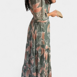 Vestido Largo Floral con Corte Fluido y Motivo de Hojas
