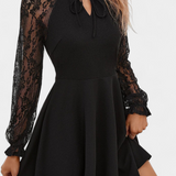 Vestido Mini de Encaje Floral con Mangas Largas