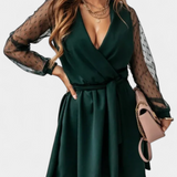 Vestido Mini Elegante con Escote Sofisticado y Silueta Favorecedora