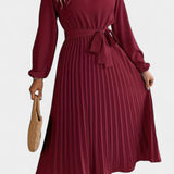 Vestido con Cuello Alto y Cinturón Plisado