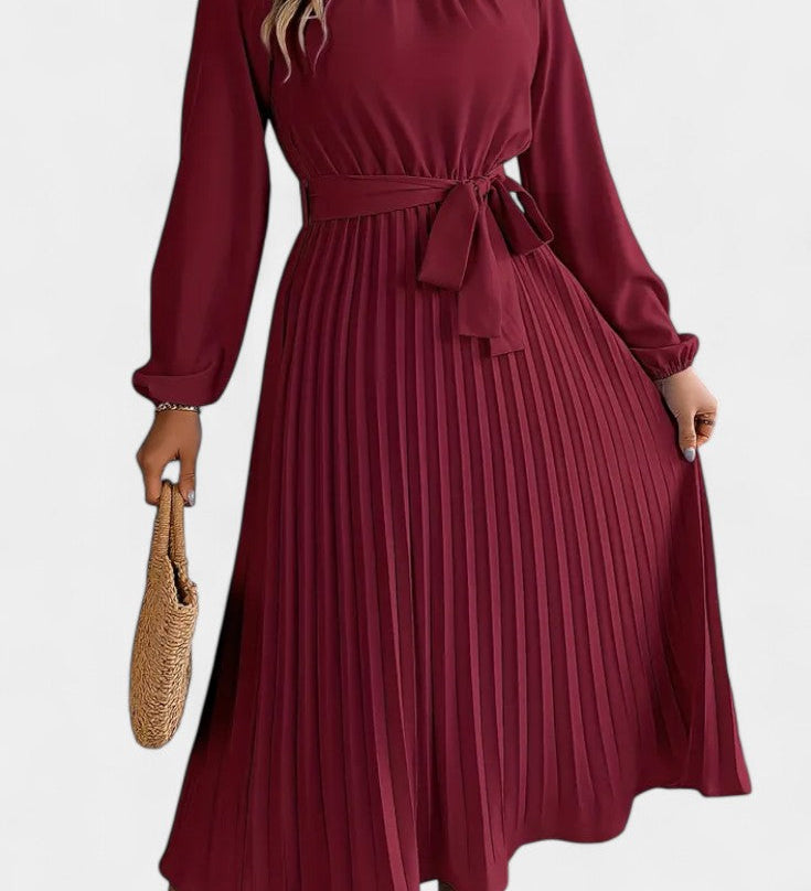 Vestido con Cuello Alto y Cinturón Plisado