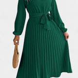 Vestido con Cuello Alto y Cinturón Plisado