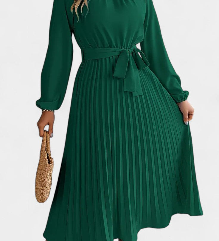 Vestido con Cuello Alto y Cinturón Plisado