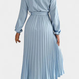 Vestido con Cuello Alto y Cinturón Plisado