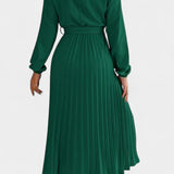 Vestido con Cuello Alto y Cinturón Plisado
