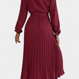 Vestido con Cuello Alto y Cinturón Plisado