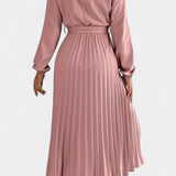 Vestido con Cuello Alto y Cinturón Plisado