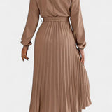 Vestido con Cuello Alto y Cinturón Plisado