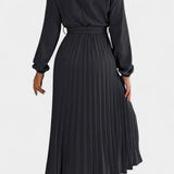 Vestido con Cuello Alto y Cinturón Plisado