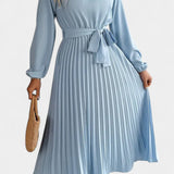 Vestido con Cuello Alto y Cinturón Plisado