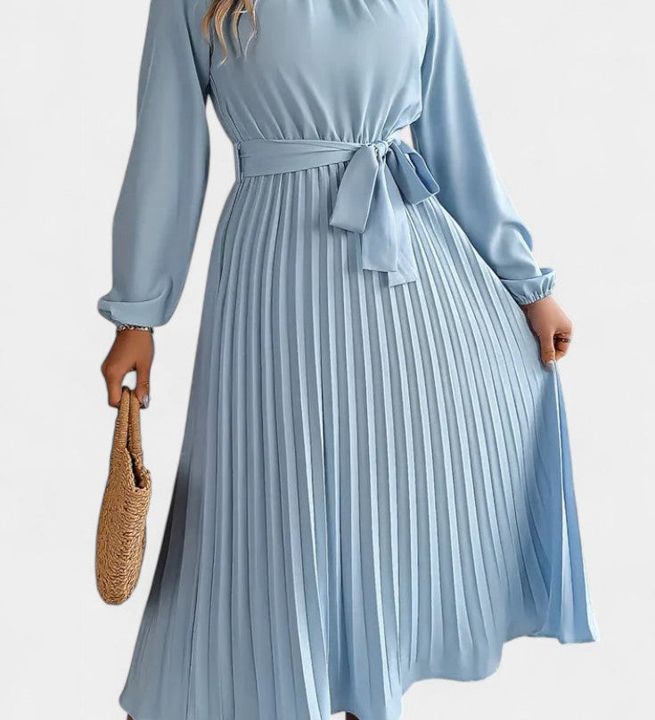 Vestido con Cuello Alto y Cinturón Plisado