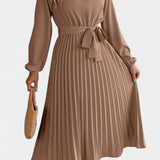 Vestido con Cuello Alto y Cinturón Plisado