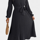 Vestido con Cuello Alto y Cinturón Plisado