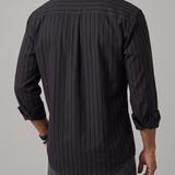 Camisa de rayas finas de corte regular – Negro